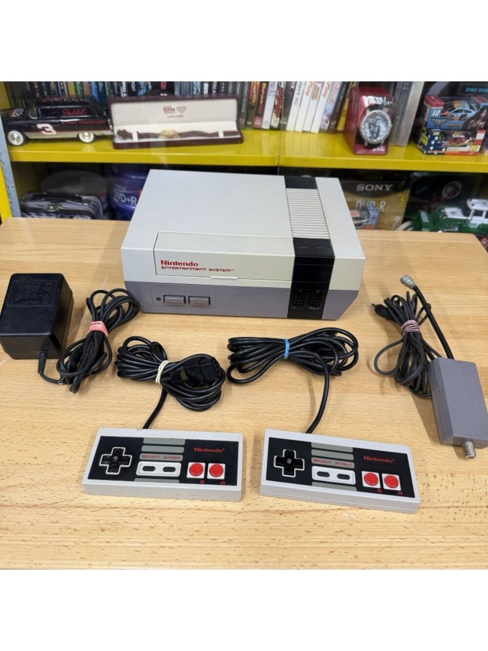 Nintendo NES-001 Console Bundle 2 Controllers Power RF Tested Red Light *READ*